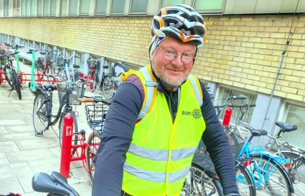 Rotarianen Claes Rönnqvist stannade till i Uppsala på sin 250 mil långa cykeltur.