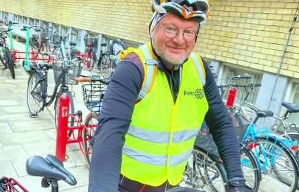 Rotarianen Claes Rönnqvist stannade till i Uppsala på sin 250 mil långa cykeltur.