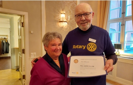 Jan Nilsson,alltid klädd i Rotarytröja på klubbmötena,uppskattade den oväntade PHF-utmärkelsen som lämnades över av Lena Rydén