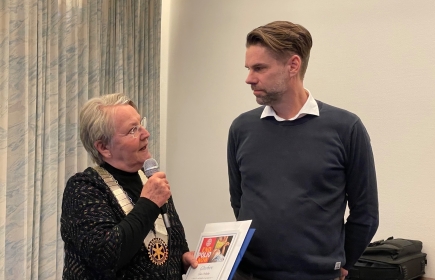 President Margaretha Konradsson tackar Claes Orsholm, VD på Savantic AB för ett inspirerande föredrag.