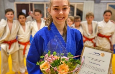 Mira Blomberg stolt mottagare av Knivsta Rotaryklubbs ungdomsstipendium.