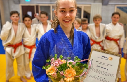 Mira Blomberg stolt mottagare av Knivsta Rotaryklubbs ungdomsstipendium.