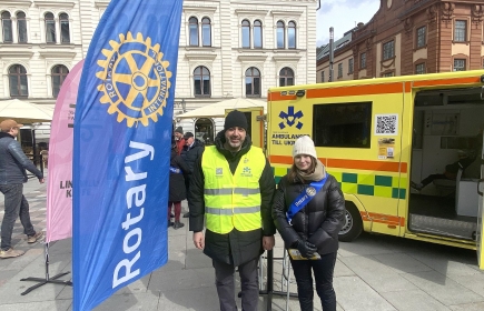 Arash Adib, Ambulanser till Ukraina och Maria Talajić Fredlund båda Uppsala Glunten Rotaryklubb.